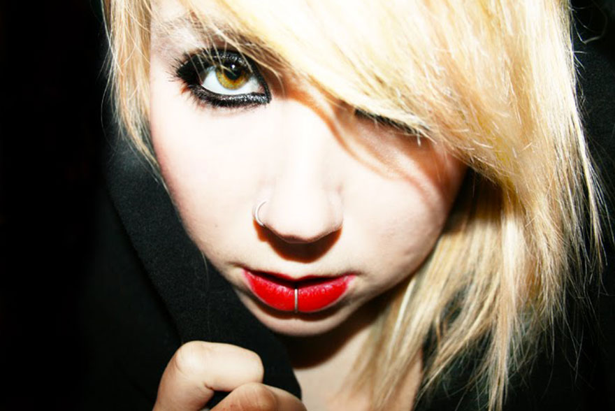Katia blonde rouge à levre