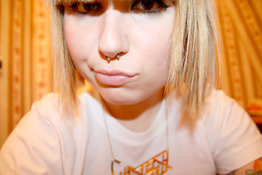 Katia blonde carré frange et piercing au septum