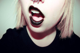 Rouge à lèvre noir et septum