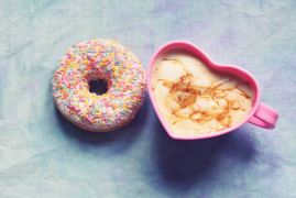 Donut et café tasse en coeur