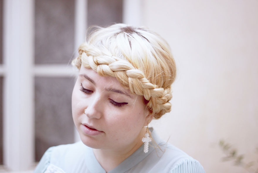 Katia avec une couronne tressée