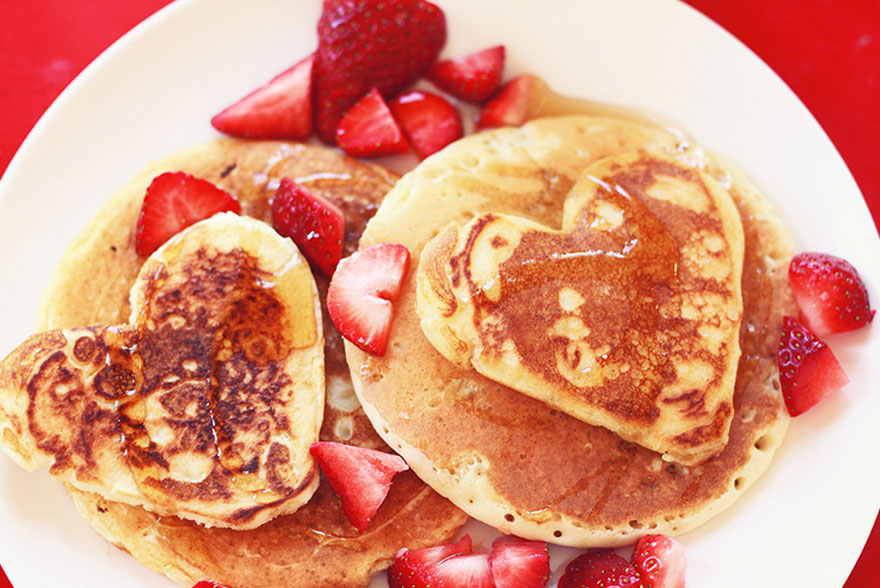 Pancakes en forme de coeur avec des fraises