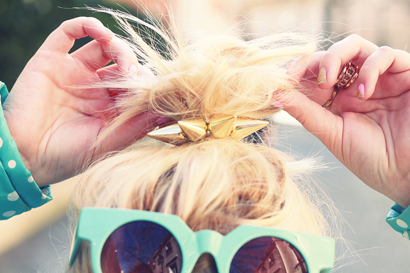 Chignon à clous et lunette de soleil menthe