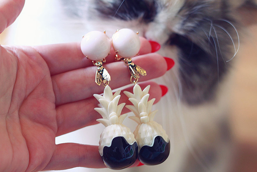 BOucles d'oreille blanches et noires