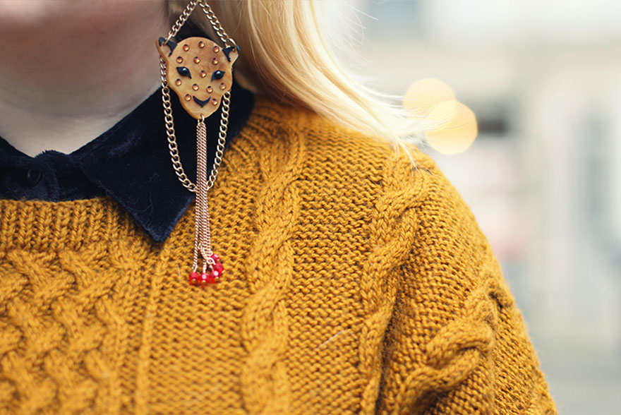 Pull moutarde et boucles d'oreille tête de léopard