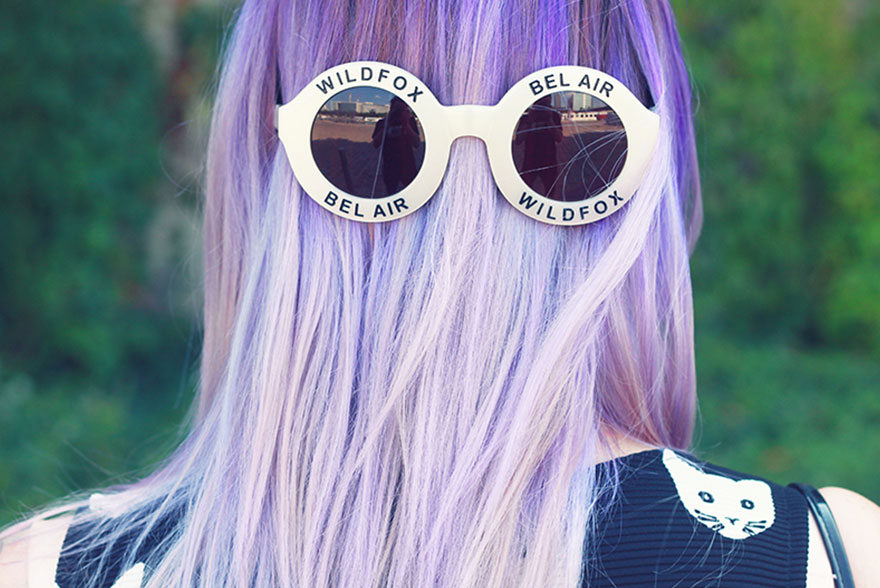 Cheveux violets et lunettes Wildfox Bel air