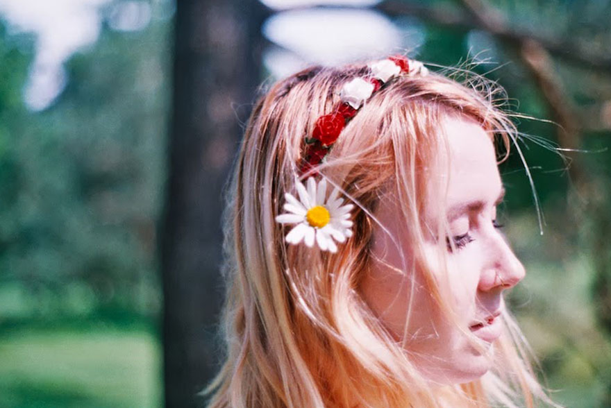 Cheveux roses couronne de fleurs