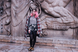 look chemise fleurie écharpe tartan