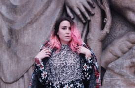 cheveux rose chemise fleurie