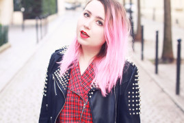 cheveux roses perfecto cloutés robe tartan