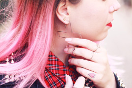cheveux roses robe tartan bijoux argentés