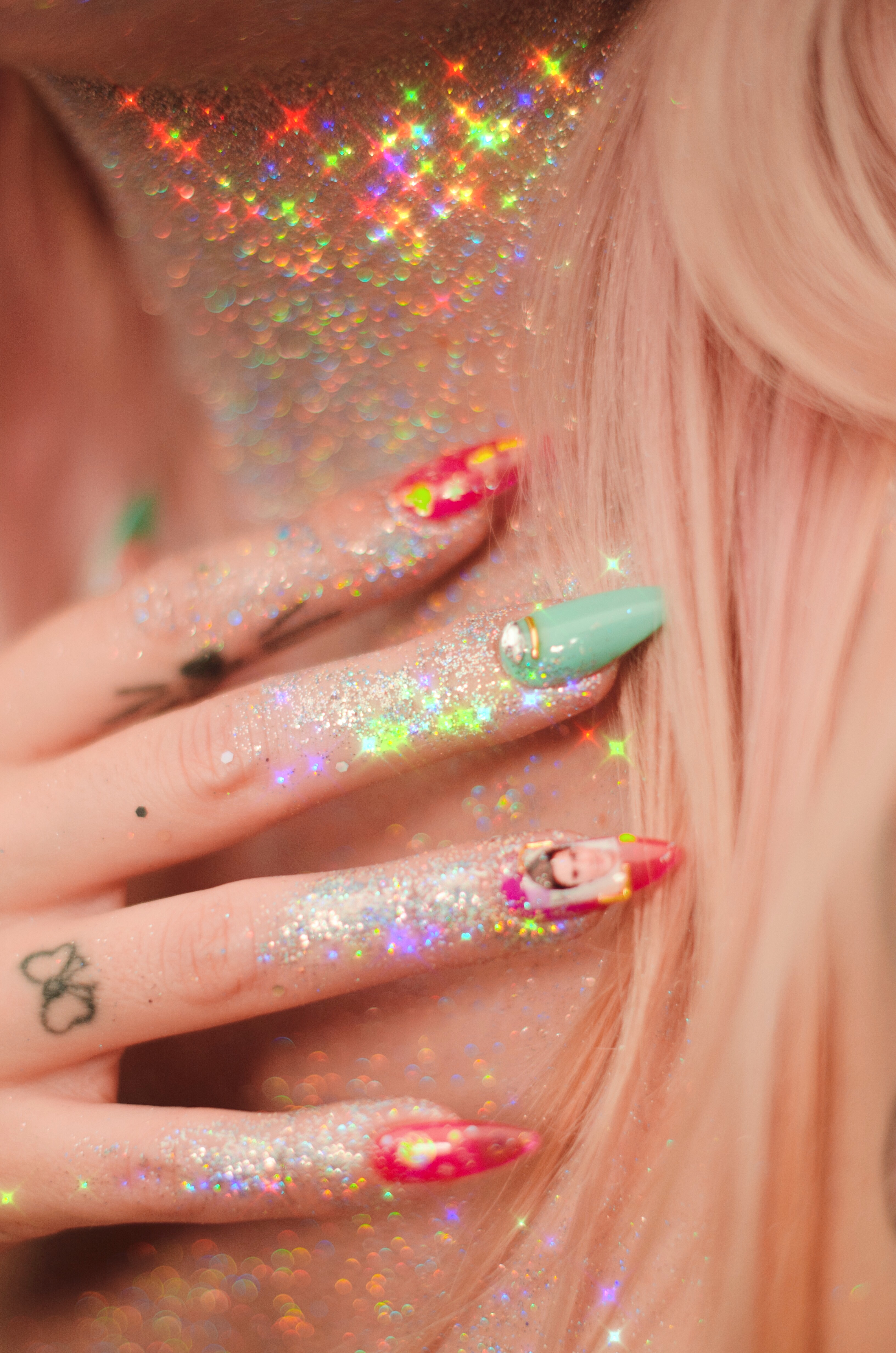 glitter nails lili creuk zac efron