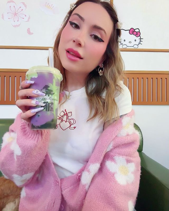 Top matcha latte à Paris 🍵💚

Passion matcha depuis que m'a @hellorosa_ m'a fait découvrir, depuis je suis devenue accro et je me suis mise en quête des meilleurs à Paris, voici donc ceux que j'ai testé et adoré (sans ordre de préférence) :

1. Matcha latte fraise de @matchasocialclub celui qui m'a fait aimer les matcha, la purée de fraise est délicieuse je demande toujours un supplément 🍓 

2. Matcha latte brown sugar de @yifangtea.fr ultra généreux en brown sugar, je l'adore et les tapiocas sont si moelleuses 🤎 

3. Matcha latte framboise chocolat blanc de @maisonmatcha.paris absolument incroyable, les saveurs vont tellement bien ensemble, j'en rêve la nuit 🍫

4. Matcha latte taro de @matcha_ochaya  avec quelques tapioca brown sugar, le taro est généreusement mis sur tout le gobelet et absolument délicieux 💜

5. Matcha latte mangue de @yifangtea.fr encore une fois, délicieux 🥭

6. Matcha latte cream cheese a la fraise avec boba fraise de @shodaimatcha, le cream cheese se marie super bien avec le matcha qui le rend ultra crémeux et en bonus Hello Kitty dessus 💞

7. Matcha latte taro avec tapioca de @genki_paris, la purée taro est délicieuse mais y'en a pas assez donc on ne la sent pas beaucoup, j'avais demandé un supplément ensuite et c’était parfait 💜

8. Matcha latte blueberry de @yummyso.official, le sirop de myrtille est très bon et se marie super bien avec le matcha, ma nouvelle addition 🫐

9. Matcha latte azuki de @yifangtea.fr, très très bon mais pas assez d'azuki selon moi 🫘

10. Matcha latte mangue de @matchasocialclub, la purée de mangue est parfaite (j'en demande plus aussi haha) ainsi qu'un peu de sirop vanille, entre lui et la fraise mon coeur balance 🥭

11. Matcha latte azuki de @yummyso.official, la purée d'azuki est généreuse, sucré juste comme il faut, c’est délicieux 🫘

12. Matcha latte fraise de @chingu.vincennes avec des fraises écrasées un vrai délice ! 🍓

J'en ai encore pleins a tester sur ma liste donc une partie 2 arrivera bientôt 💕