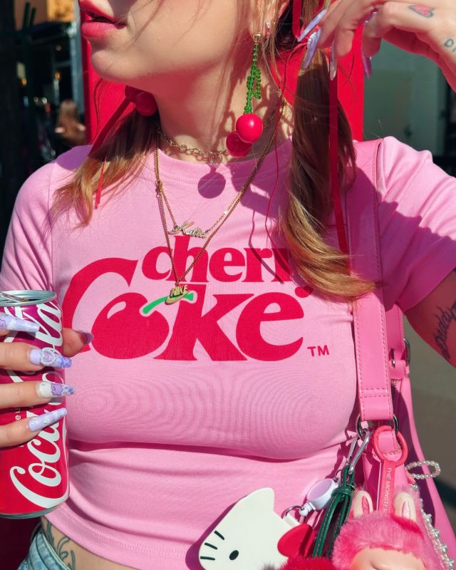 Juste pour le t-shirt rose parce qu'en réalité je préfère au citron 😌🍒

Merci ma @davbltrm pour les photos 📸❣️

top @primark
earrings @zara 
bag @monki
sunglasses @asos 

#cherrycoke #pinkred #pinkaesthetic #springoutfit #ootd #cherryaesthetics #labubu
