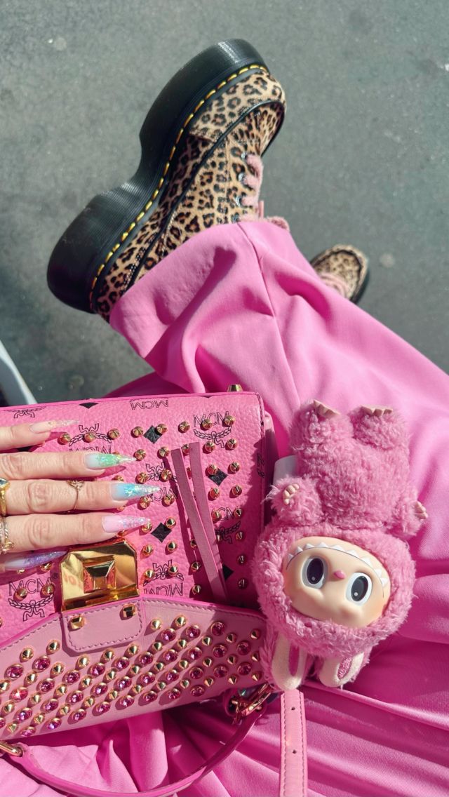 🎀 Pink & leopard print go so well together 🐆 

Really love this outfit, with a touch of Sanrio & of course 💕
Even Hello Kitty & My Melody are wearing leopard! 
Maybe I should have dressed my Labubu with it too 🤔

top @bershka 
pants @zara
shoes @drmartensofficial 
bag @mcmworldwide 
sunglasses @flyingtigerfr 
nails @4kat2nails 

#ootd #altfashion #pinkaesthetic #leopardprint #drmartensstyle