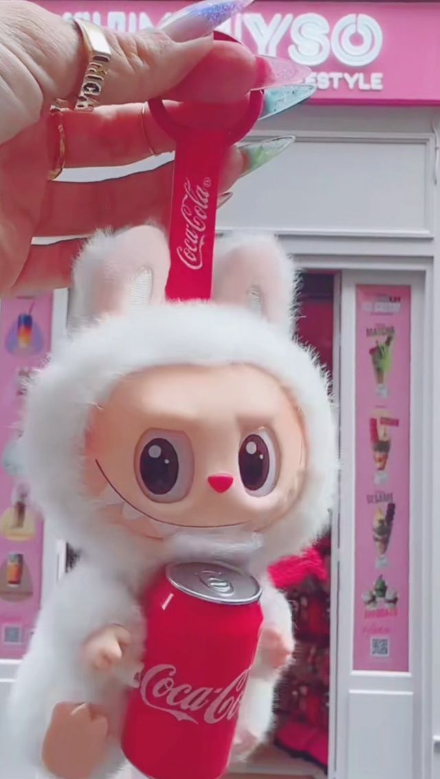 Avis a tout les fans de Labubu : ils débarquent chez @yummyso.official 🩷

Il me manquait la série Coca Cola et j'ai eu exactement celle que je voulais 🥺❤️ je suis trop contente !!

#labubu #labubucollection #labubucocacola #themonsters #yummyso