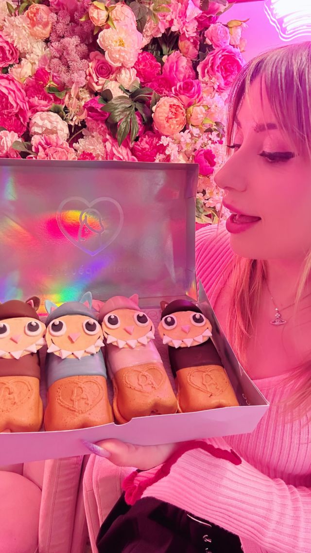 OMG ! LABUBU BUT MAKE IT FLUFFY PANCAKES 🩷
It's literally too cute to eat 😍

Ma passion Labubu n'a pas de limite, il fallait absolument que je teste les Labubu fluffy pancakes 🥞 
On déguste ensemble le rose qui est fourré au nutella : un délice 🤤 j'ai pas osé manger son visage 🥹

Les autres saveurs sont : pistache (enrobé chocolat), spéculos (enrobé chocolat blanc en bleu) et nature (enrobé chocolat) 😋

🎀 Dispo a @laquequetterie, 28 rue d'aboukir a Paris
En édition limitée a partir du 2 juin 💕

#laquequetterie #labubu #themonsters #bonplanparis #bonneadresseparis #sortiraparis #labubumacaron