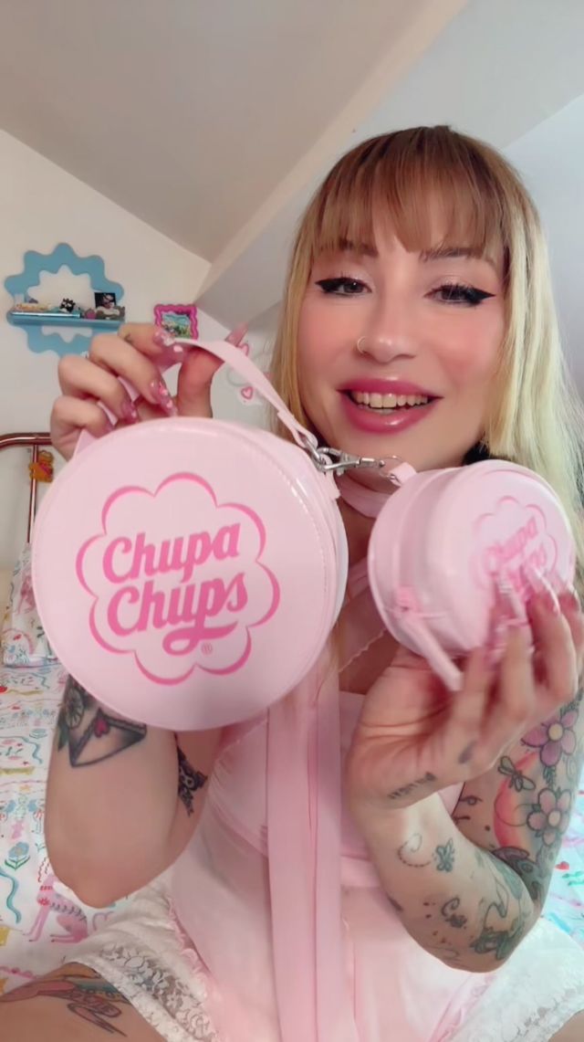 Unboxing @hmbeauty x @chupachupsfr 💕

Trop chouette cette collaboration, j'ai envie de tout manger tellement ca sent bon 🎀
Et la pochette incr, je l'ai deja custom pour faire un sac a main 🤭

#hm #hmbeauty #chupachups