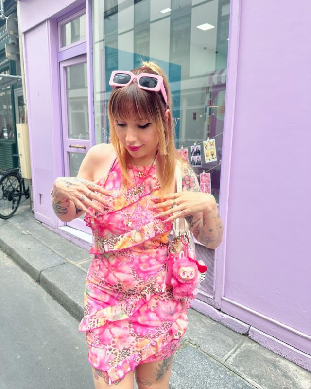 Pink 🎀 + flowers 🌺 + leopard print 🐆 = new favorite summer dress 💕

Perfect match with my pink leopard barrette, my Labubu, the Hawaiian Hello Kitty key chain, even my dragon fruit smoothie, it's all in the details 💞

📸 @la.loouve 💝

dress @romwe
bag @monki
sunglasses @asos
sneakers @nikesportswear 
nails @4kat2nails 

#y2kaesthetic #romwe #ootdinspo #summeroutfitideas #pinkaesthetic