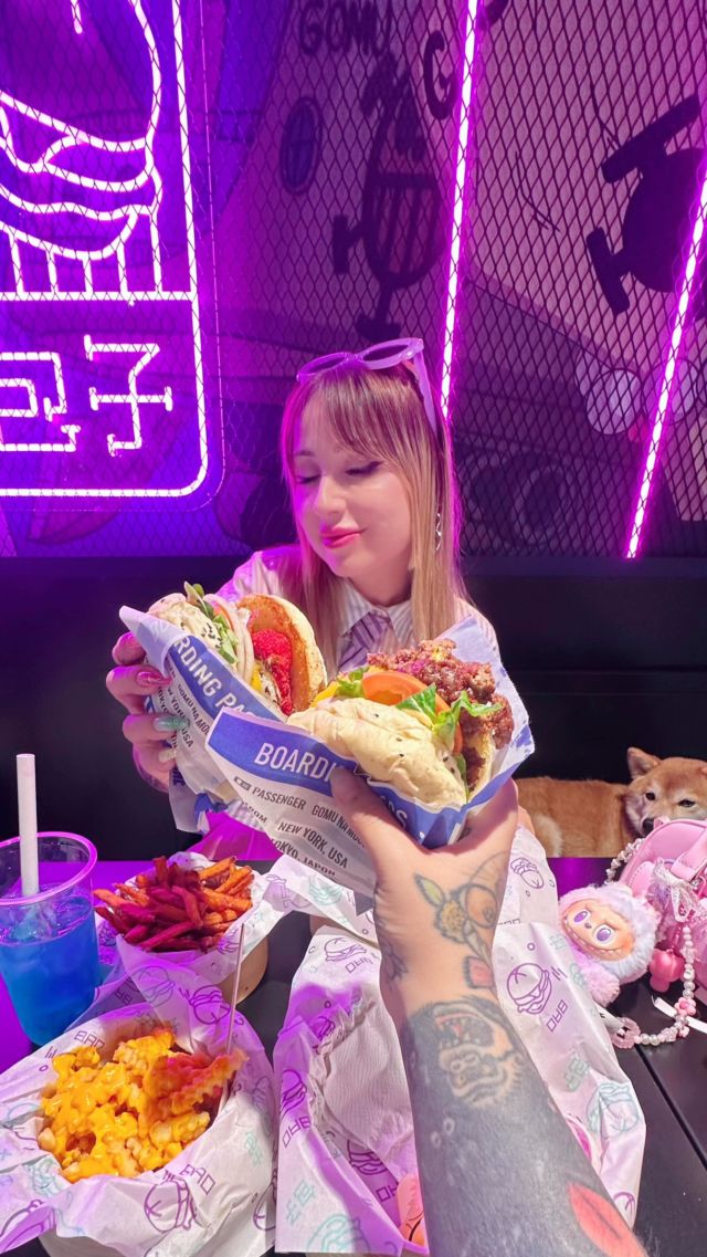 Avec @glencocotte on a testé @gomu.fr : street food fusion entre burger et bao, un délice ! 

J'ai pris le baoger veggie, une galette de mozza panée aux cheetos avec des frites de patates douces : tellement bon 😮‍💨
Et pour Glen le cheese smash avec des frites crinkles au cheddar, miam.
Coté boisson le popo bleu : blue lemonade avec des bonbons stroumph 💙

On a découvert celui de Lille mais il y a 23 restaurants en France, je vais pouvoir y retourner à Paris ! 

#bonneadresse #baoburger #gomu