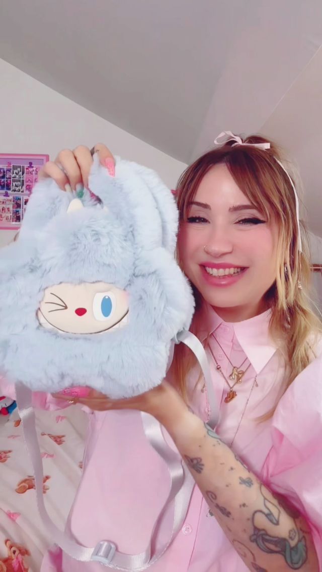 Another unboxing The Monsters Labubu mais cette fois ci pas une blind box : un sac a main 🩵

Il est tellement joli, je l'adore 🤍

#popmart #themonsters #labubu #themonsterslabubu #unboxing