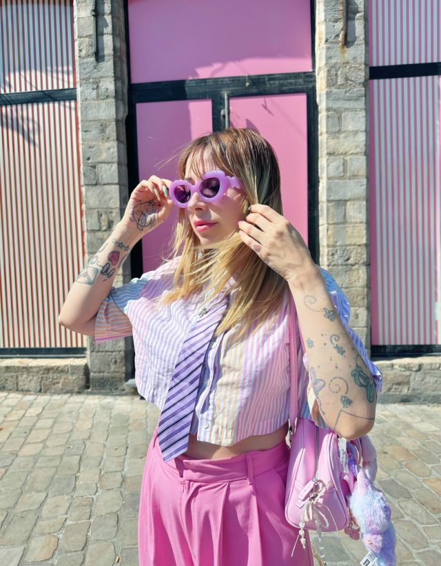 Barbie style but make it Boss Bitch 🎀

lil streetstyle in Lille, background perfectly matched my outfit 🙂‍↕️ 
proudly showing my new Labubu 🥹💜 the color is so me 💓

📸 bebou @glencocotte 💝

~
shirt @bershka (vinted)
pants @zara
shoes @buffaloshoes 
tie @ca (brocante)
bag @romwe 
sunglasses aliexpress
nails @4kat2nails 

#ootd #outfitinspiration #bossbitch #barbiestyle #pinkaesthetic