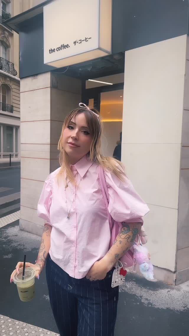 Pink & denim outfit 🎀 pour mon date avec @carbonara.jpg 💕
En train de siroter mon matcha @thecoffee.fr

details :
chemise @zara 
jeans @urbanoutfitters 
sac @romwe
sneakers @bershka 
nails @4kat2nails

#ootd #pastelaesthetic #outfitinspiration #pinkaesthetic