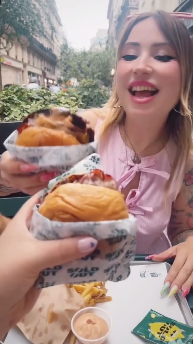 Mon nouveau QG @sold_out_burger_ 🍔 
Avec un concept anti gaspillage, une quantité limitée chaque jour des ingrédients pour que tout soit vendu jusqu'à ce que ce soit sold out ! 

On a pris le double cheeseburger qui est disponible version Beyond Meat avec supplément bacon La Vie 🥓🌱
Le frites tellement bonnes avec leur secret sauce 🤤 
En dessert sundae obligatoire avec nappage pistache et pralines roses 😮‍💨

Et même pour Nanami : le biscuit pour chien peanut butter 🦊

#bonneadresse #bonneadresseparis #soldoutburger #sortiraparis #bonplan #burgerparis #antigaspillagealimentaire @hemblem.app
