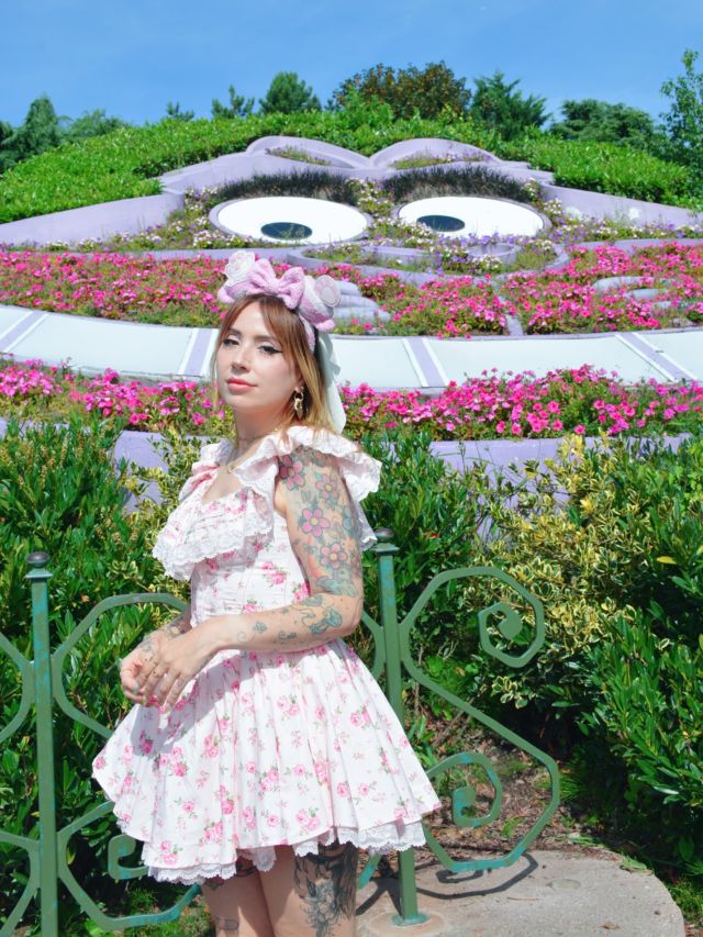 Feeling like a Princess 👑 
Un peu lolita vibes et toujours Cheshire Kat 🎀

📸 la queen @deborah_jvr 💖

#disneyland #disneyprincessweek #disneylandparis #cheshirecat
