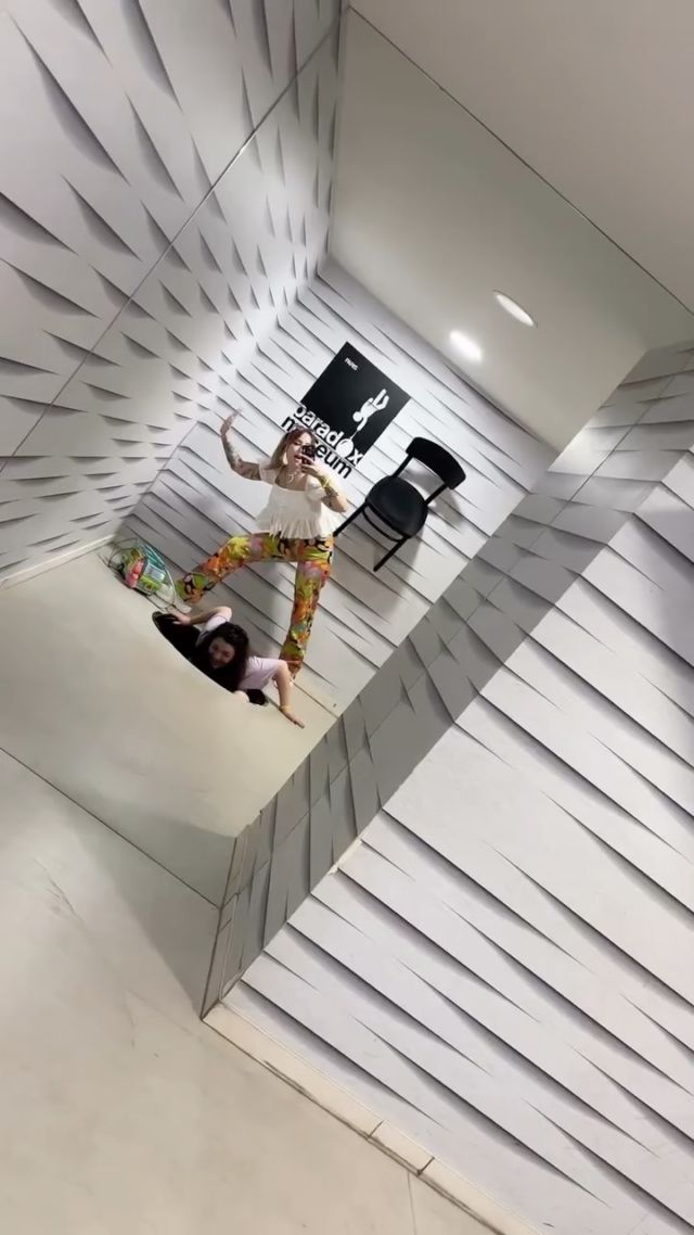 Avec @pauliiiiinev on a testé le @paris.paradoxmuseum : un monde où rien n'a de sens et où pourtant tout semble réel ✨

Une visite incontournable qui inspire, met au défi la créativité et pour pousser à voir plus loin que les apparences. On a explorer et laisser les paradoxes redéfinir notre réalité... 💫

C'etait une expérience hors du commun très fun à faire entre amis. Des illusions d'optique bluffantes et des visions troublantes. Parfait pour faire des photos super funs 📸

#sortiraparis #paradoxmuseum #bonplan #activiteaparis