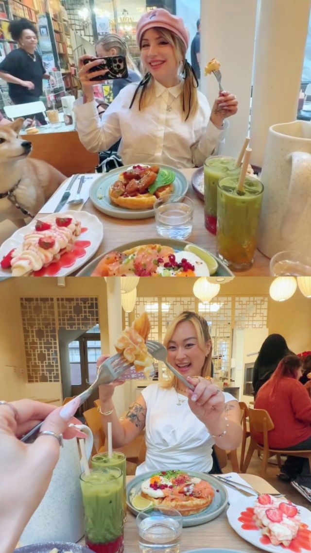 🎀 Girly Brunch at @keopi.paris 🎀

Avec @carbonara.jpg on adore manger et tester des nouvelles adresses, aujourd'hui c’était brunch coréen chez @keopi.paris 🍴

Un vrai regal : on a toutes les deux pris des gaufres version salées avec du poulet végétal pour moi et saumon pour elle, accompagné d'oeuf et d'avocat 🧇🥑🍳 

Coté sucré on a partagé des fluffy pancakes 🥞 sauce noisette avec banane et amande ainsi qu'un croffle fraise 🍓

Évidemment pour la boisson on a pris toute les deux un matcha, mangue pour elle et fraise pour moi 🍵

Vraiment le brunch parfait, tout est délicieux 🤤 
Pleins d'options veggie a la carte et tout donne trop envie on sera obligée de revenir pour les bibimbap etc! 

#bonneadresseparis #brunchcoreen #koreanfood #brunchlife #sortiraparis
