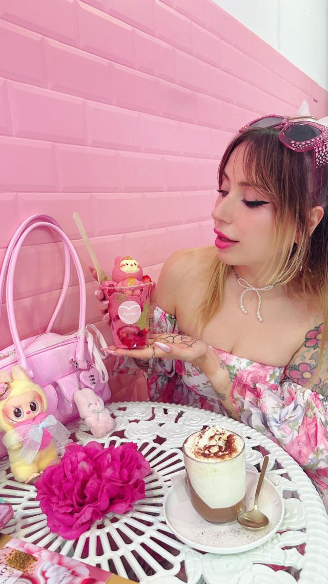 LABUBU CHOCOLAT ♡ 

Mes deux passions réunies chez @chocotaleofficial : la pistache et les Labubu 🎀

J'étais obligée de tester ! 🍓🍫
Le concept est simple tu choisi une cup de fraises avec du chocolat (j'ai pris de Dubai et même du chocolat rose!), ton personnage donc évidemment avec une Labubu pour moi, elle aussi en chocolat de Dubai 😍 

C'était absolument délicieux et beaucoup trop mignon, impossible de manger Labubu 🥹🍫🩷

🍓Chez @chocotaleofficial, à Anvers en Belgique 🇧🇪 

#chocotale #labubu #labubulovers #dubaichocolate #strawberry #antwerpenfood #bonneadresse #belgique