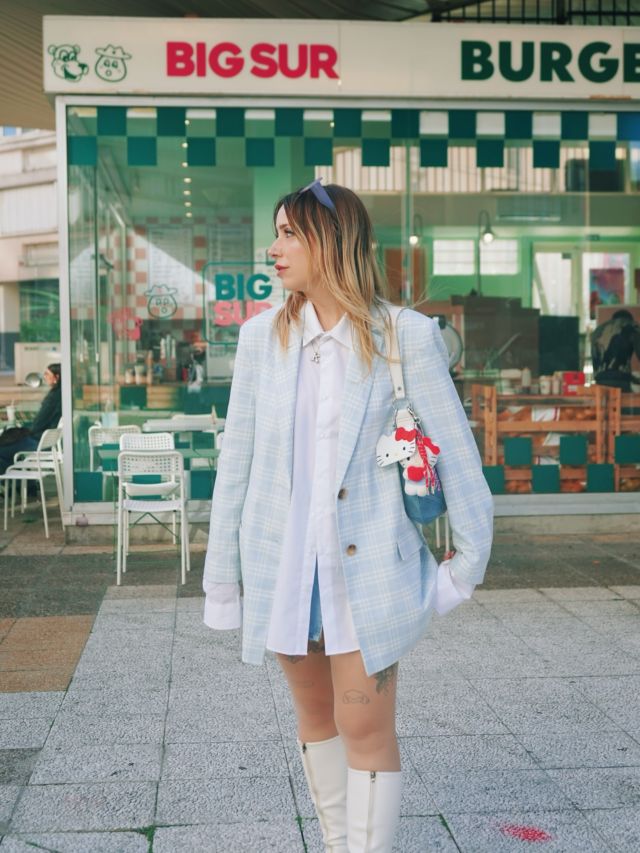 All blue & white 🩵🤍
Paired my oversized blazer with a men's shirt and voila 🙂‍↕️
With some Hello Kitty details on my nails and bag instead of Labubu 💕

📸 my @cassandrabaruti 🩵

#ootd #outfitinspiration #pastelaesthetic #oversizedblazer #hellokittycore