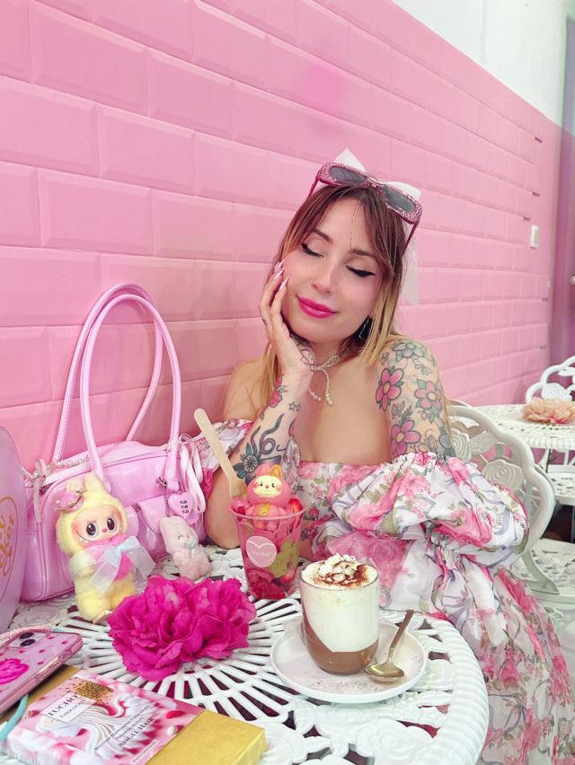 Dreamy pink café filled with strawberries, chocolate & Labubu 🎀🍓🍫💖 @chocotaleofficial 🧸✨

#pinkaesthetic #chocotale #labubumonster #strawberrychocolate
