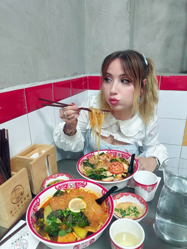 My sweet @carbonara.jpg m'a fait découvrir @malamala.paris 🍜 

Après le hot pot c’est maintenant un malatang que je teste, ici j'ai pris un bouillon tomate🥫 et pour elle tom yum 🦐 c'était hyper bon et le concept trop chouette ou tu composes toi même ton bol 🥣 
J'ai mis tofu, oeufs, légumes et plusieurs nouilles différentes 🍜 

Trop hate d'en tester d'autres avec mon acolyte 👯‍♀️🩷🎀🍜✨

(La photo 11 c’est le level pour mes prochains dates, un mec qui me traite comme ca ou rien 😌)

#malamala #malatang #bonneadresse #bonneadresseparis #parisfood