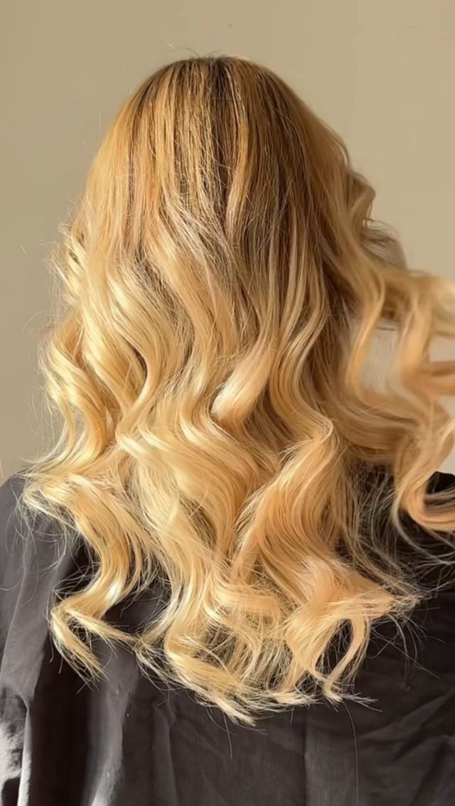 NEW HAIR ✨

Après avoir à moitié retrouvé ma couleur naturelle avec un joli ombre hair, je me suis lassée et surtout je trouvais mes cheveux trop foncés. 
Ayant toujours eu les cheveux platine ou de couleurs pastel, j'avais de plus en plus de mal a m'apprécier avec cette couleur. 🥲

J'aurais tenu 6 mois avec et un an sans éclaircir, c’est deja beaucoup mais le but n'était donc pas de les abîmer de nouveau pour continuer sur cette lancée de les faire pousser et en prendre soin. 😌

Du coup pas deco mais un balayage, j'ai demandé à @la.loouve de me faire le plus blonde possible (pas platine évidemment) mais avec le plus de mèches. 
Le résultat est super beau, je suis quand même tres blonde au final avec un effet tres naturel j'adore ♡ 

Elle a aussi refait ma frange, pas droite mais plus arrondie pour se fondre dans les mèches autour du visage, qu'elle a aussi un peu recoupé de la himecut précédente. 

Maintenant je n'y touche plus, on refera le balayage encore plus blond selon la repousse dans 6 mois au moins. 
En attendant je me retiens de mettre un peu de rose dans tout ca 🤭🌸

#hairtransformation #hairstyle #haircolor #balayage