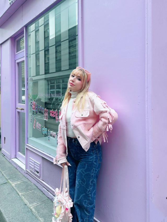 Lil outfit of the day 🎀
Love my new bag with the Labubus in the "window" and the @aurafilm.paris photobooth with @carbonara.jpg 💕

📸 @carbonara.jpg 🩷

jacket @somewherexnowhere 
jeans @zara 
bag @romwe
sneakers @bershka 
nails @11th_spot 

#ootd #outfitinspiration #pinkaesthetic