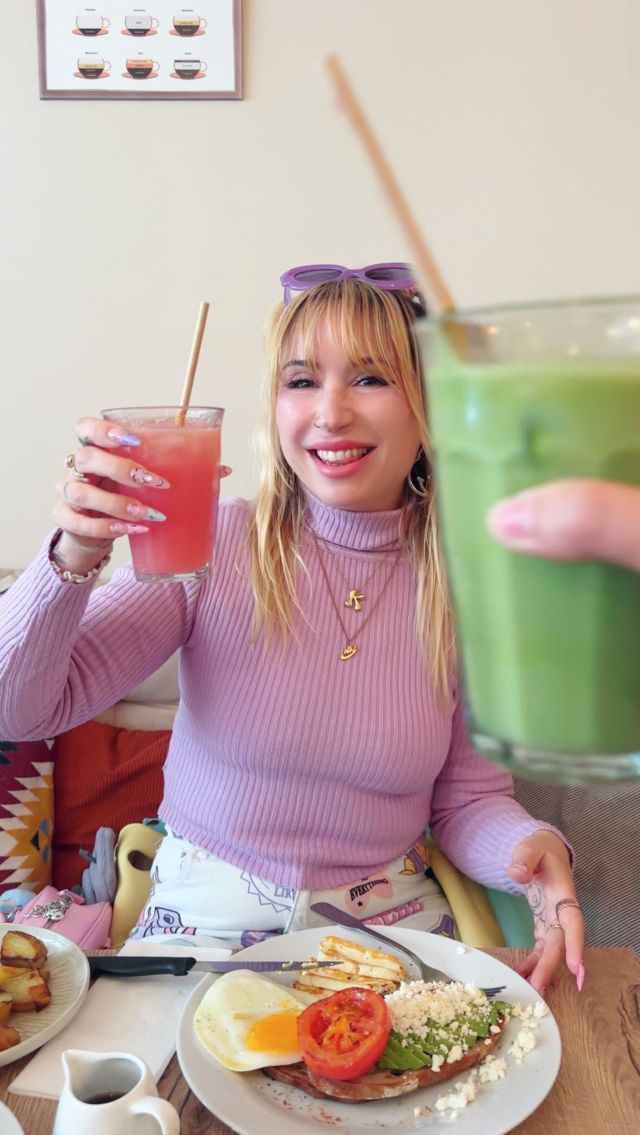 PASSION BRUNCH 🥑🥞🍳☕️

Aujourd'hui je vous emmène chez @jimscornerparis, coffeeshop que je voulais tester depuis un moment et je n'ai pas été déçue ♡ 

Pour ce délicieux brunch j'ai pris l'Avo on Toast : avocat sur pain de campagne, avec oeuf au plat, feta, tomate rôtie et supplément halloumi (toujours!) sans oublier les roasted potatoes en side. 
Emilie a tester le PLT : un bun poulet, cheddar, salade, tomate avec sa garlic mayo, supplément oeuf et roasted potatoes aussi. 

Pour la partie sucrée on a partagé les pancakes au fruits et sirop d'érable, tellement bons !

Niveau boisson matcha pour elle et citronnade fruits rouges pour moi, impeccable 🍹

Nouveau coffeeshop favori débloqué, le choix était difficile sur le menu je voulais tout tester donc a refaire asap 😏

📍127 rue du Faubourg Poissonnière, 75009 Paris
💌 Merci pour l'invitation et votre accueil ❣️