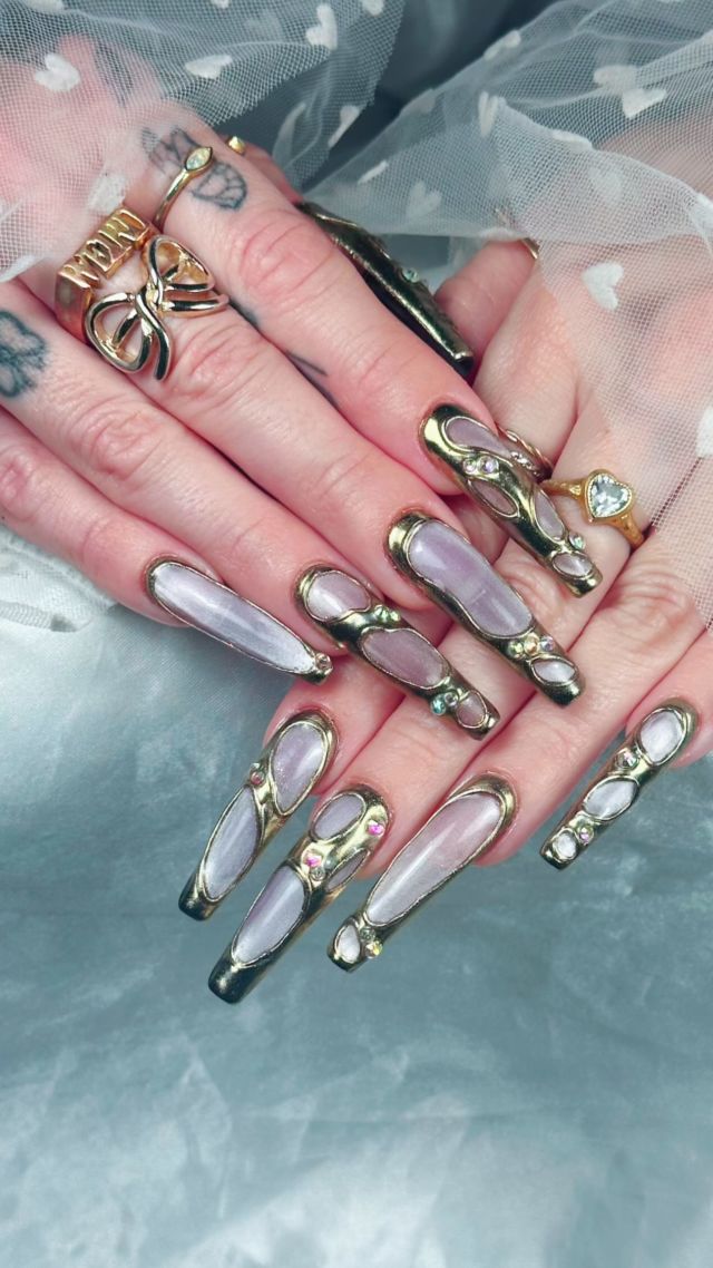 ULTIMATE BIRTHDAY NAILS 💅🏻 💎✨

We went all in for this manicure, XL coffin with pastel cat-eye effect, gold chrome & of course rhinestones 💕
Absolutely love it 🤩 feeling so extra 💁🏼‍♀️ ready for my birthday on Thursday !

Inspired by her own mani done by @fantasynails76 ✨

#manicure #gelxnails #nailart